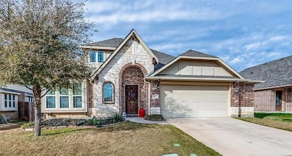 Charming 4-bedroom house with Greenbelt views in Oak Point