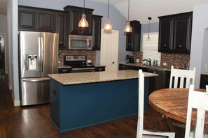 Fridge, microwave, oven, stovetop - Charming 4-bedroom house with Greenbelt views in Oak Point (Oak Point)