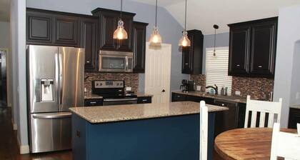 Charming 4-bedroom house with Greenbelt views in Oak Point