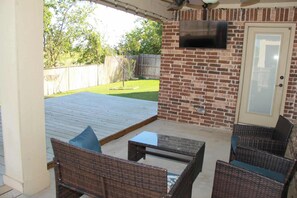 Terrace/patio - Charming 4-bedroom house with Greenbelt views in Oak Point (Oak Point)