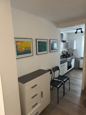 Fridge, microwave, oven, stovetop - Apartment 'Ferienwohnung Rothentor1' with Private Terrace and Wi-Fi (Dorf Mecklenburg)