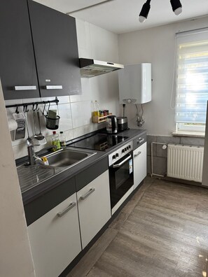 Fridge, microwave, oven, stovetop - Apartment 'Ferienwohnung Rothentor1' with Private Terrace and Wi-Fi (Dorf Mecklenburg)