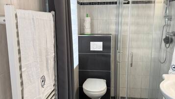 Dusche, Haartrockner, Handtücher