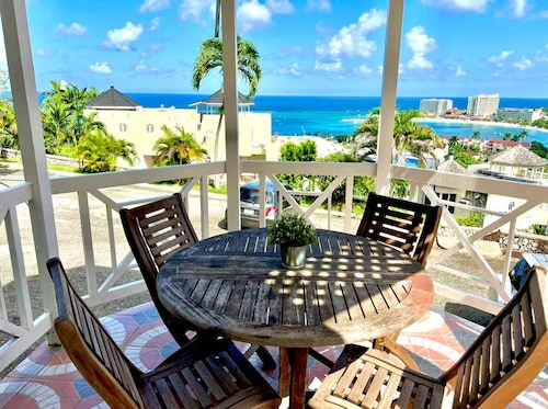 Relaxing Apartment with Ocean View