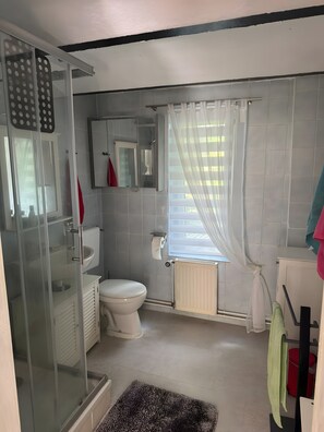 Ducha, secador de pelo, toallas