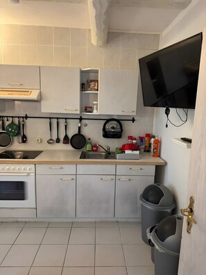 Kühlschrank, Mikrowelle, Ofen, Herdplatte