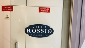 A glass door with a sign indicating "Central of Fire" and "Villa Rossio Alojamento". - Villa Rossio (Aveiro)
