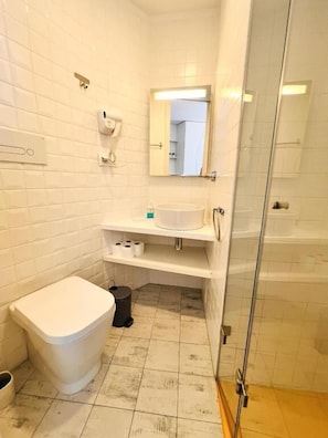Habitació doble Deluxe | Bany | Dutxa, assecador de cabells, tovalloles i sabó