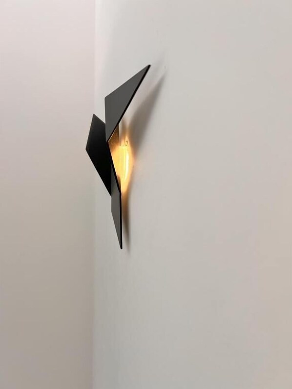 A modern wall-mounted light fixture with a geometric design. - Villa Rossio (Aveiro)