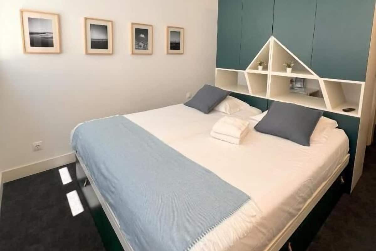 Habitació amb dos llits individuals estàndard | Caixa forta a l'habitació i escriptori