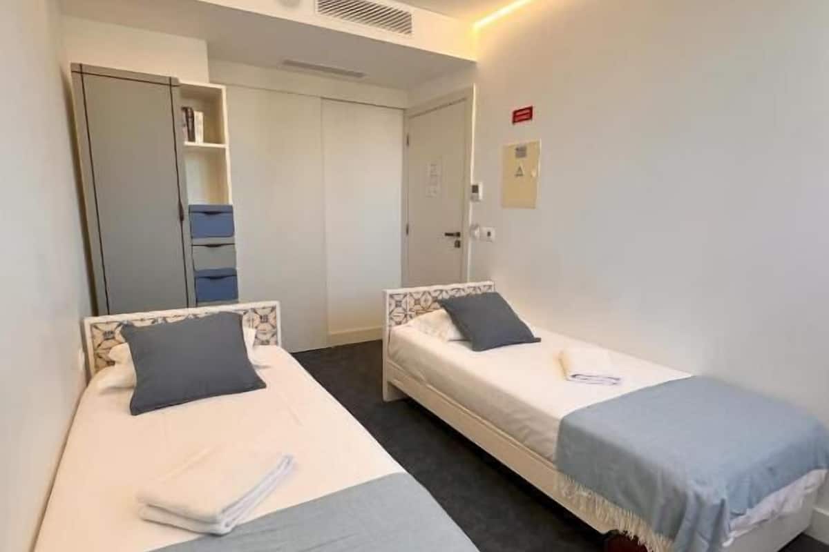 Habitació amb dos llits individuals | Caixa forta a l'habitació i escriptori
