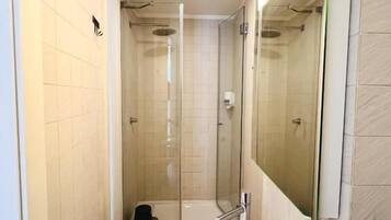 Phòng đôi Tiêu chuẩn | Phòng tắm | Buồng tắm vòi sen, máy sấy tóc, khăn tắm, xà phòng
