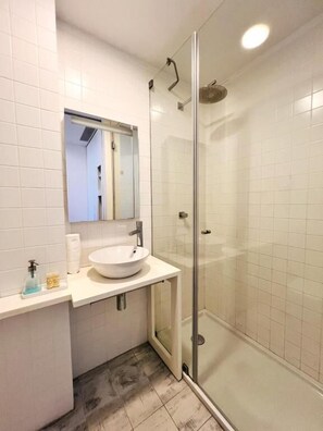 Habitación estándar con 2 camas individuales | Caja de seguridad en la habitación y escritorio