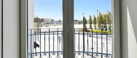 Deluxe-dobbeltværelse | Pengeskab på værelset, skrivebord, arbejdsområde til bærbare computere