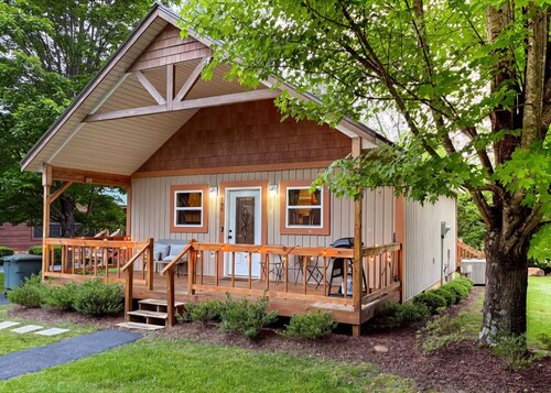 Junaluska Creek Cabin - Cozy 2-bedroom cabin in charming Andrews with AC
