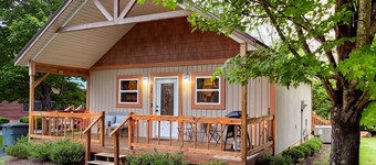 Junaluska Creek Cabin - Cozy 2-bedroom cabin in charming Andrews with AC