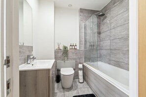 Bathroom - The Copper Nest 2BR City Centre (Leicester)