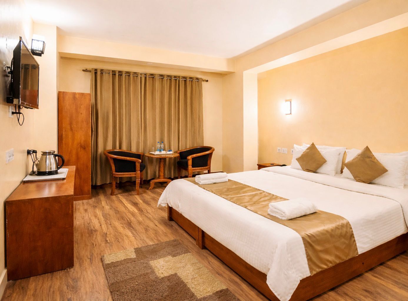 Rom – deluxe | Skrivebord, skrivebord for bærbar PC og blendingsgardiner