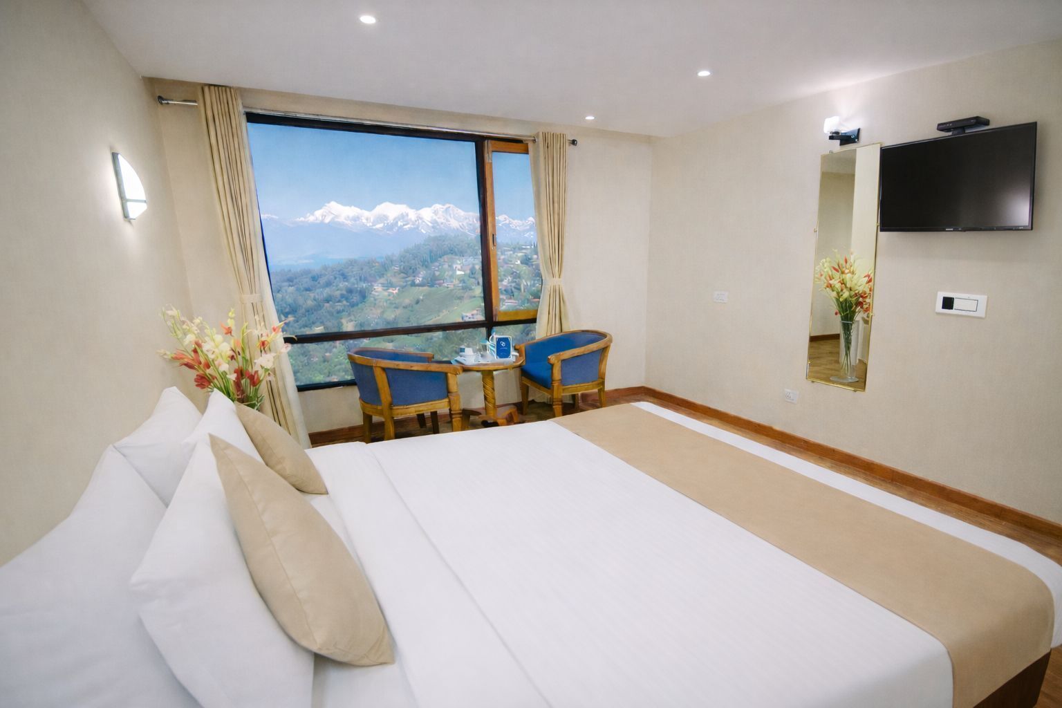 Dobbeltrom – superior | Skrivebord, skrivebord for bærbar PC og blendingsgardiner