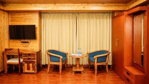Kamar Premium | Meja kerja, ruang kerja ramah laptop, dan tirai kedap cahaya