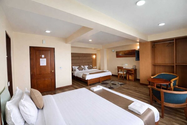 Firemannsrom – familie | Skrivebord, skrivebord for bærbar PC og blendingsgardiner