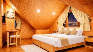 Kamar Elite | Meja kerja, ruang kerja ramah laptop, dan tirai kedap cahaya
