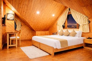 Elite-huone | Työpöytä, kannettavalle tietokoneelle sopiva työtila, pimennysverhot