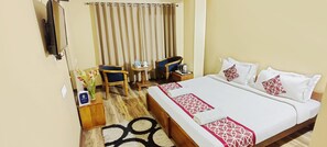 Dobbeltrom – deluxe | Skrivebord, skrivebord for bærbar PC og blendingsgardiner