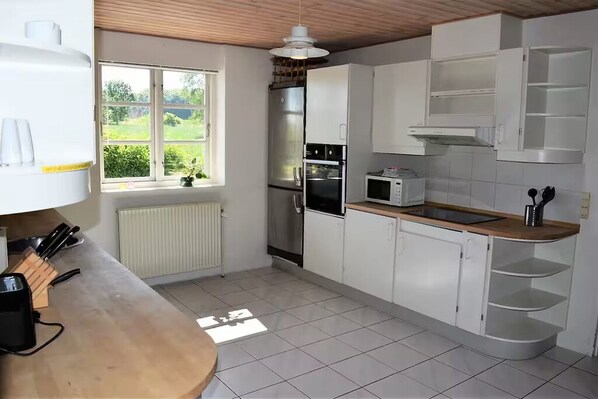 Frigorífico, microondas, horno y placa de cocina