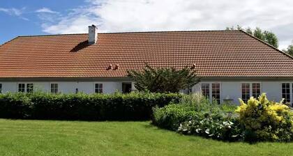 The Daisy - Cozy 3BR Waterfront Home in Kerteminde with Terrace, Views & Parking