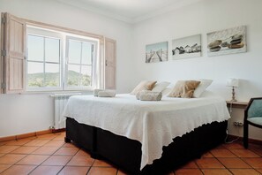 6 bedrooms, desk, iron/ironing board, travel crib