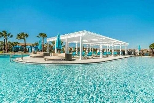 Beautiful 9-bedroom Windsor house near Disney