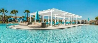 Beautiful 9-bedroom Windsor house near Disney