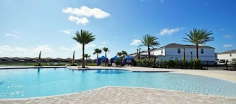 Beautiful 9-bedroom Windsor house near Disney