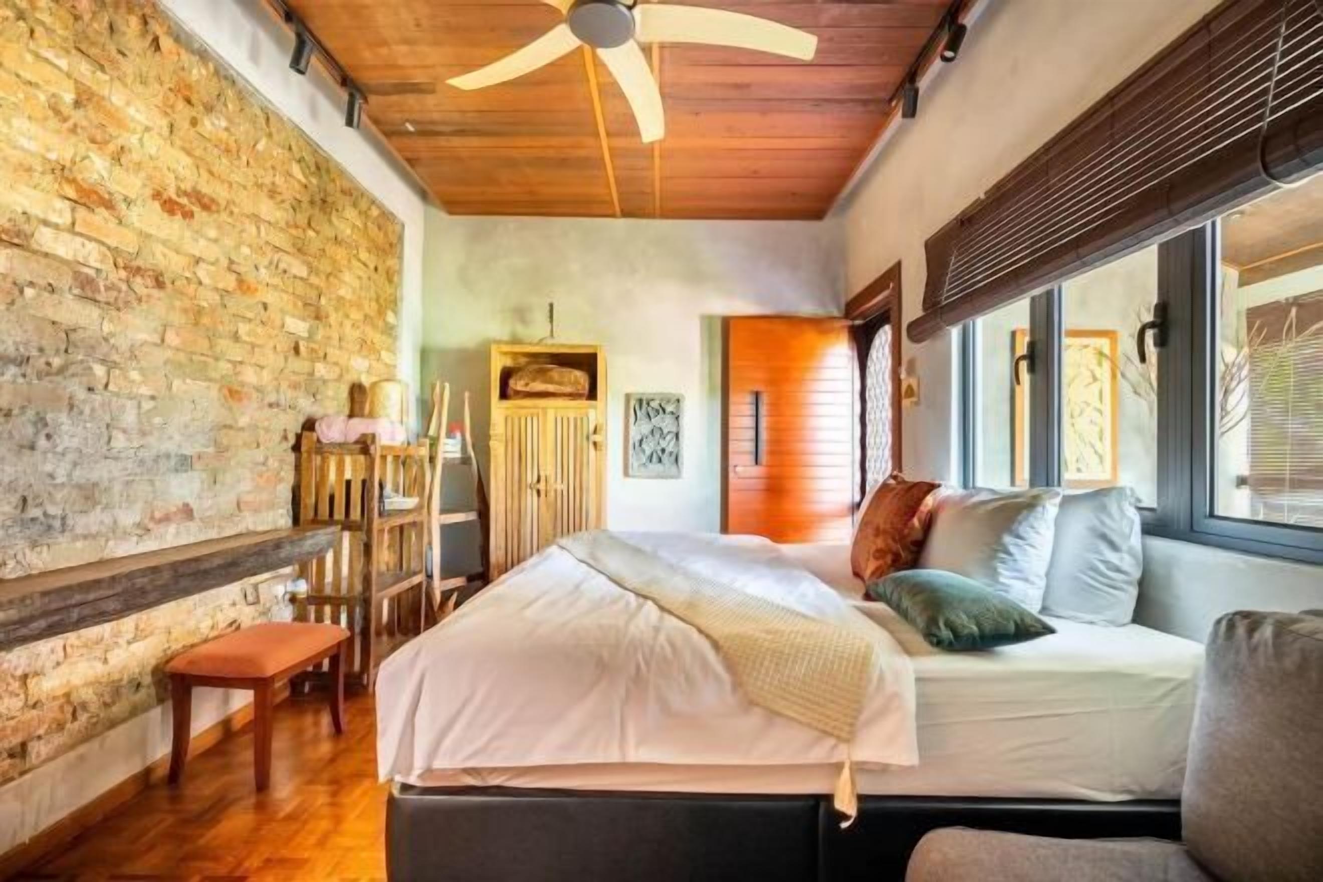 Escrivaninha, ferros/tábuas de passar roupa