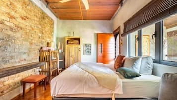 Escrivaninha, ferros/tábuas de passar roupa