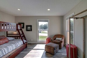7 bedrooms, WiFi, bed sheets