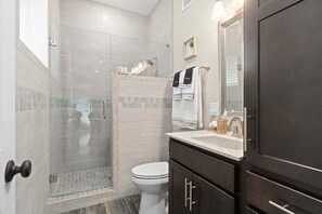 Shower, hair dryer - Unit #5 638 Madison St (Clarksville)