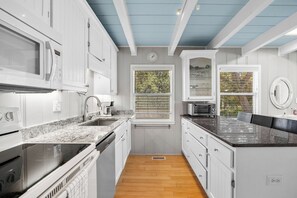 冷蔵庫、電子レンジ、オーブン、コンロ