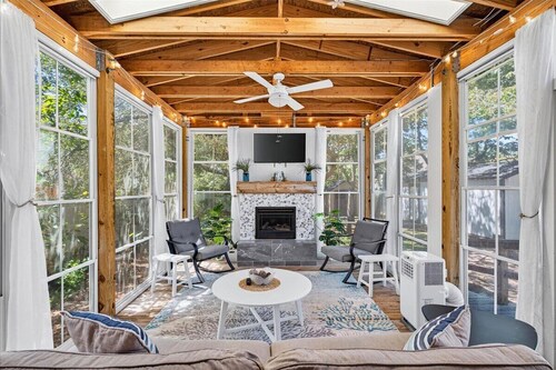 Charming dog-friendly bungalow, just a SHORT walk to beach_ Hot tub_Fire Pit
