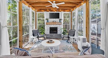 Charming dog-friendly bungalow, just a SHORT walk to beach_ Hot tub_Fire Pit