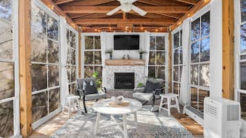 Smart TV, chimenea, libros