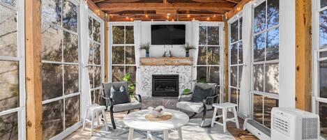 Smart TV, chimenea, libros