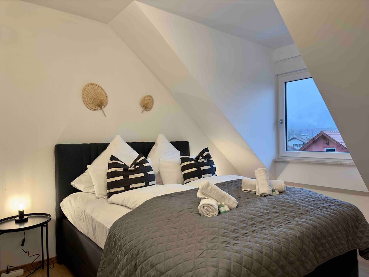 3 dormitorios, escritorio, tabla de planchar con plancha y cuna de viaje