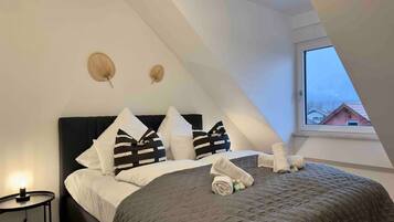 4 bedrooms, desk, iron/ironing board, travel crib