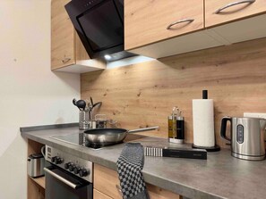 Fridge, oven, stovetop, dishwasher