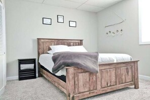 2 bedrooms, iron/ironing board, Internet, bed sheets