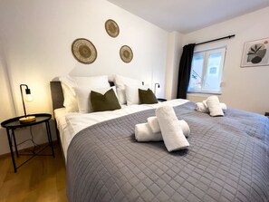 2 dormitoris, escriptori i planxa i posts de planxar 