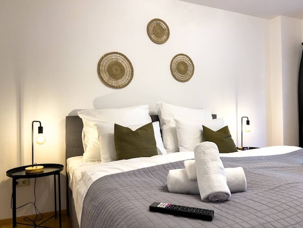 2 habitaciones, escritorio y tabla de planchar con plancha 