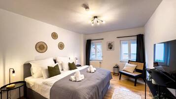 2 Schlafzimmer, Schreibtisch, Bügeleisen/Bügelbrett, Reisekinderbett